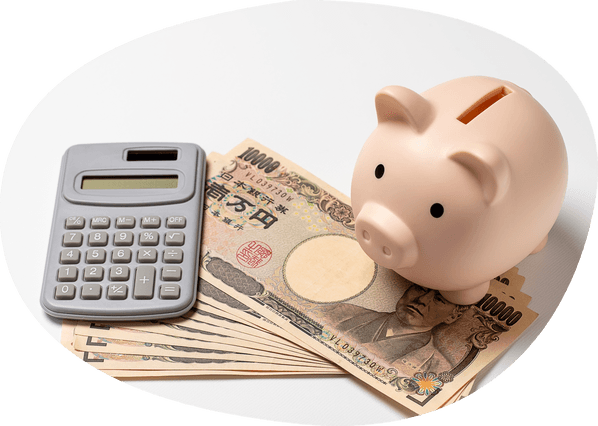 電卓と紙幣と貯金箱